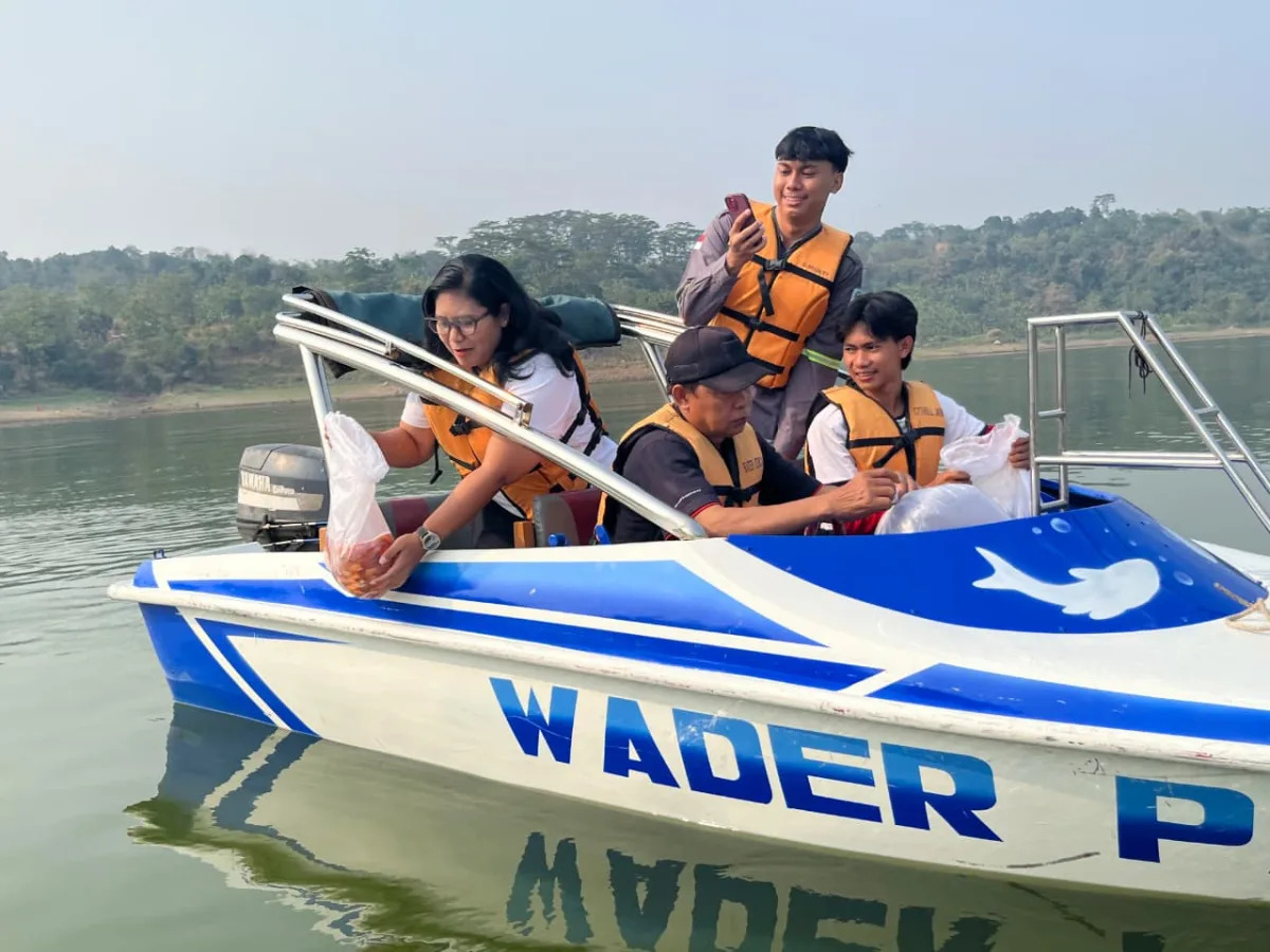 Dinus Inside 2026 Ajak 3.658 Maba Peduli Lingkungan Lewat Penebaran Benih Ikan